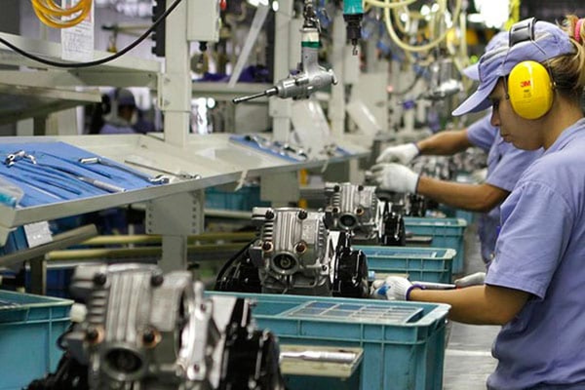 Atividade industrial tem nova queda recorde em abril