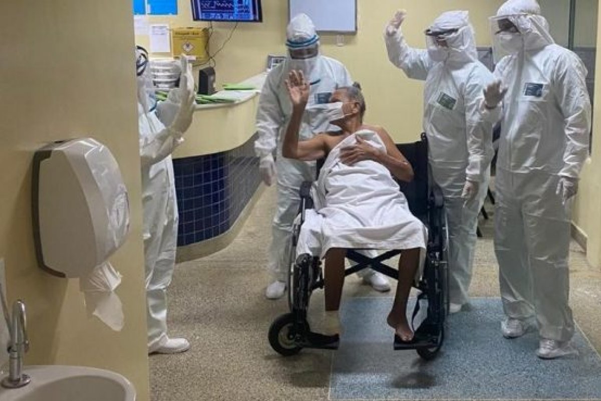 Idosa de 68 anos recebe alta após ficar 15 dias na UTI