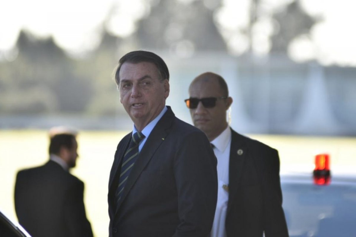 Bolsonaro defende permanência de Pazuello no Ministério da Saúde