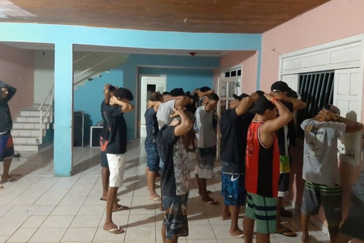 PM prende 15 pessoas durante 'festa do tráfico' em casa na cidade de Porto Seguro