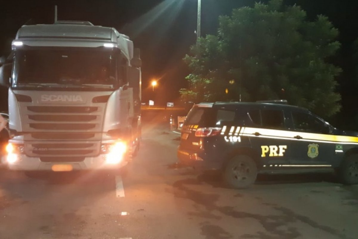 Carreta é recuperada pela PRF após motorista ter sido refém
