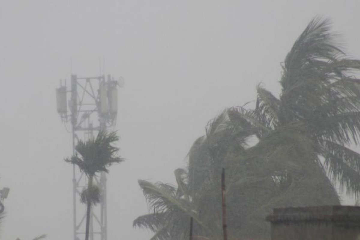 Ciclone atinge região entre a Índia e Bangladesh e deixa uma pessoa morta