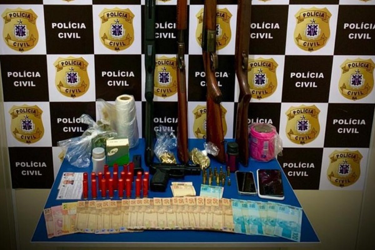 Polícia apreende armas e drogas em Vitória da Conquista