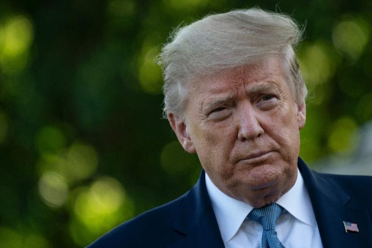 Trump anuncia que deixará de tomar cloroquina