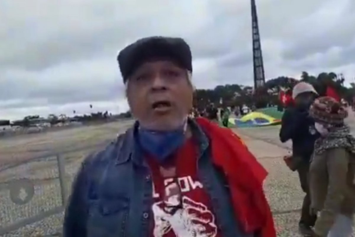 Veja vídeo: Manifestantes de esquerda agridem homem violentamente