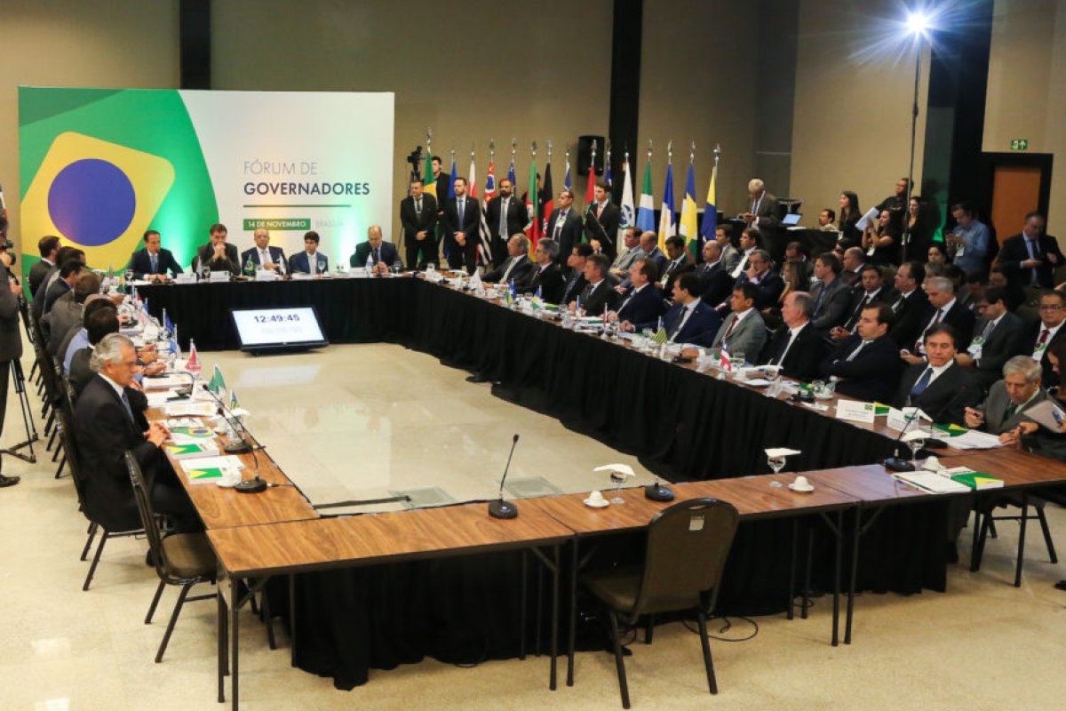 Bolsonaro se reúne com governadores para discurtir Covid-19