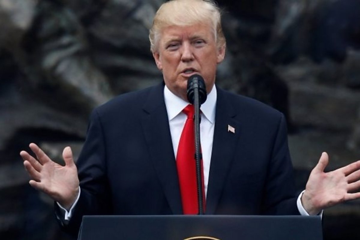 Foi a "incompetência da China e não outra coisa que causou esse massacre mundial", acusa Trump