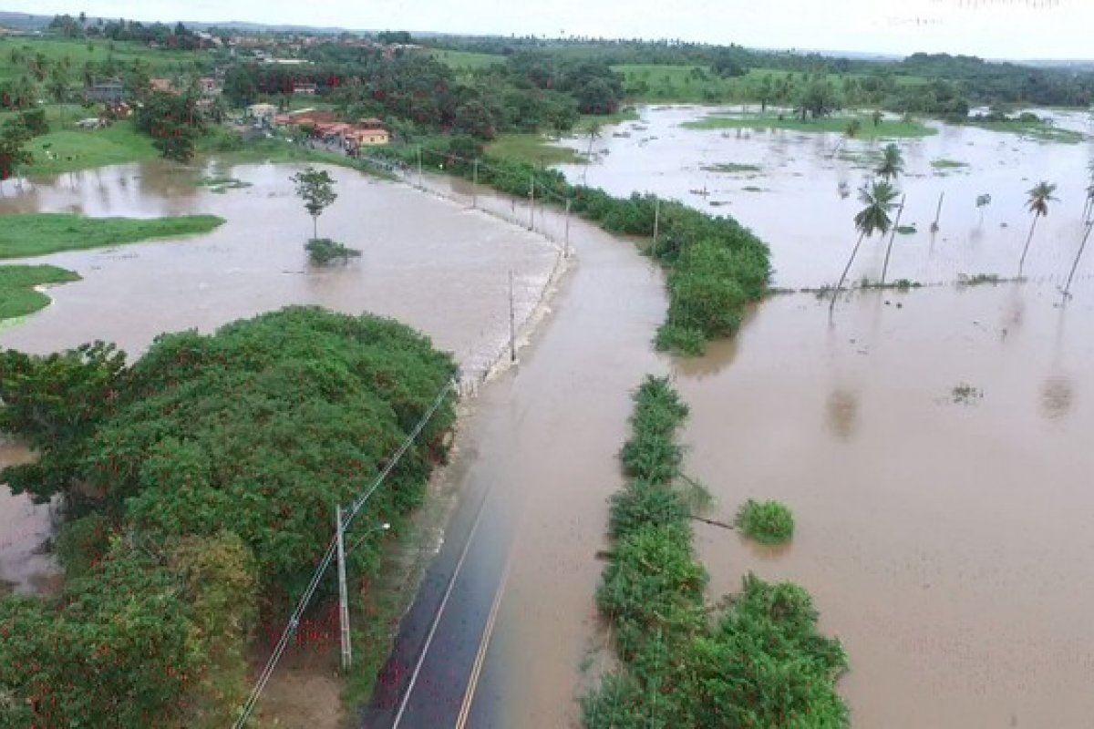 Cidade do Conde fica inundada após rio transbordar