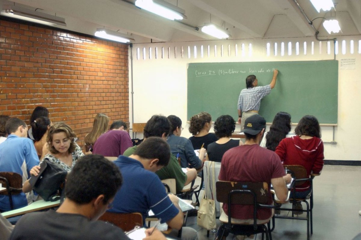 Matrículas em universidades privadas devem cair em 70% devido à pandemia, prevê estudo