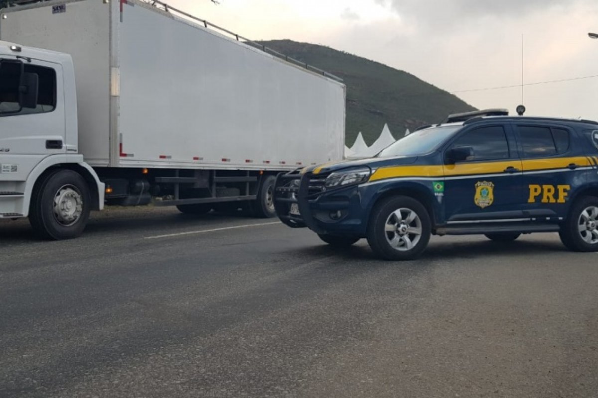 Caminhoneiro é preso após ser flagrado transitando com veículo adulterado