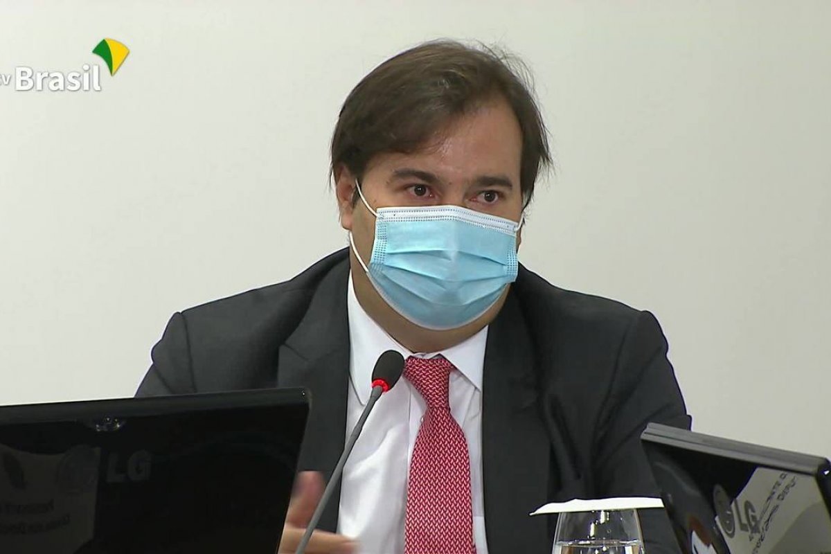 Rodrigo Maia diz ser "radicalmente contra" prorrogação de mandatos