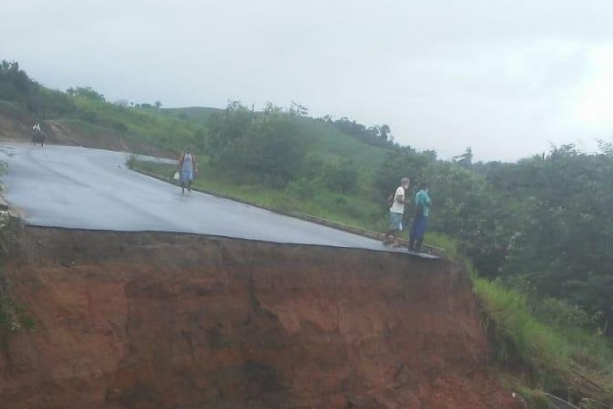 Aslfalto cede e provoca bloqueio em trecho da BR-101