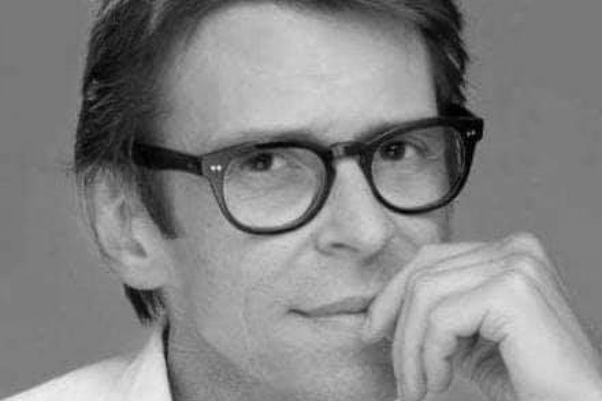 Morre aos 54 anos, o famoso maquiador Duda Molinos