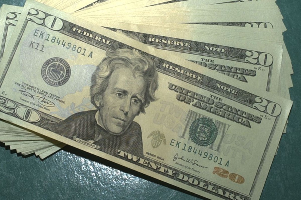 Dólar fecha em queda pelo segundo dia seguido e tem menor cotação desde 4 de maio