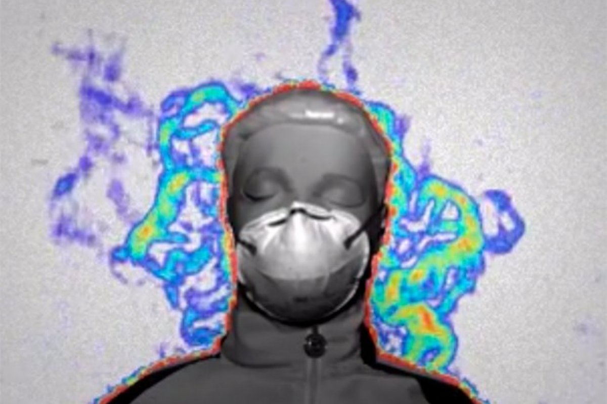 Mesmo com máscara, espirro de infectado pela covid-19 pode ser transmitido para outras pessoas