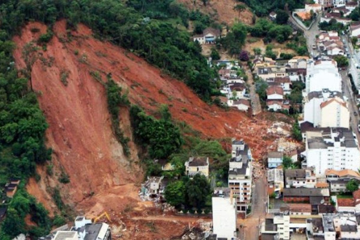 As encostas, as chuvas, as cidades