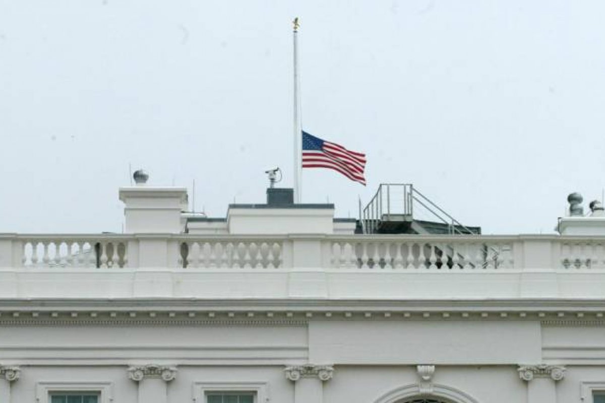 EUA vão colocar bandeiras a meia-haste durante três dias em homenagem às vítimas de Covid-19