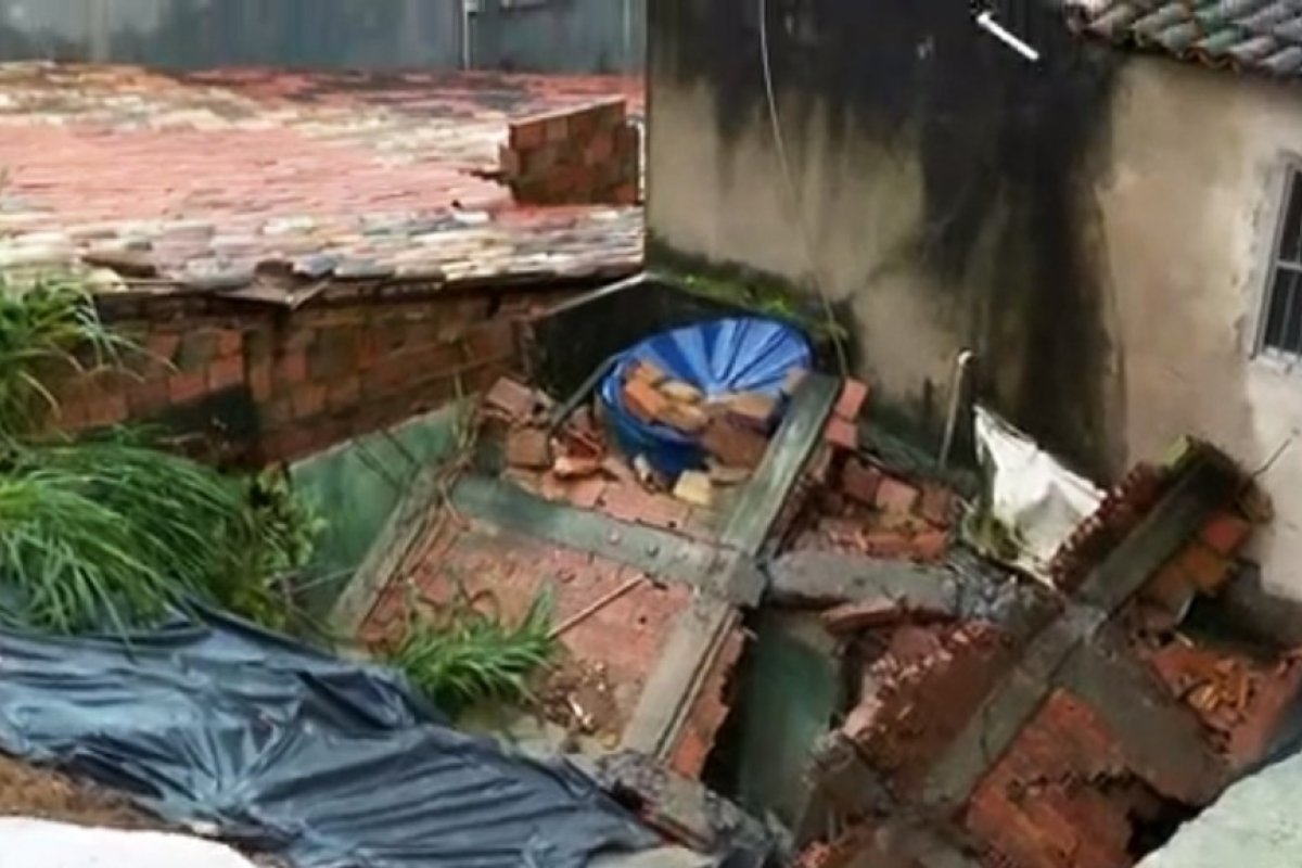 Madrugada chuvosa ocasiona deslizamento de terra e desabamento em bairros de Salvador