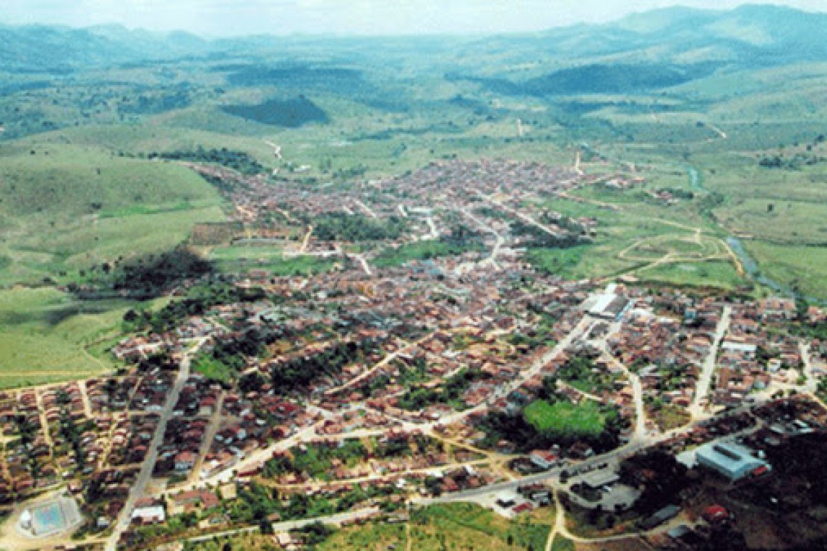 Casa é invadida e três ocupantes são atingidos a tiros na Bahia