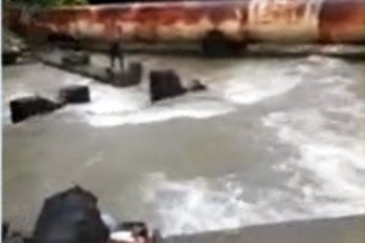 Jovem desaparece após ser sugado por tubulação enquanto brincava em canal na Boca do Rio, em Salvador