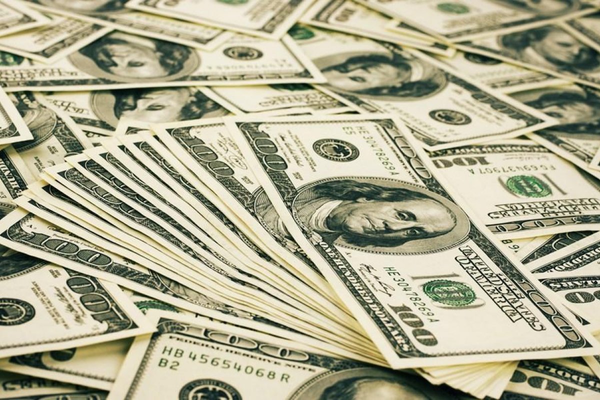 Dólar começa sexta-feira em queda e volta a ficar perto do patamar de R$ 5,55
