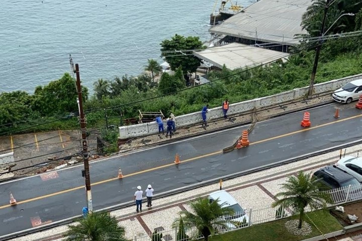 Balaustrada desmorona na Ladeira da Barra, em Salvador