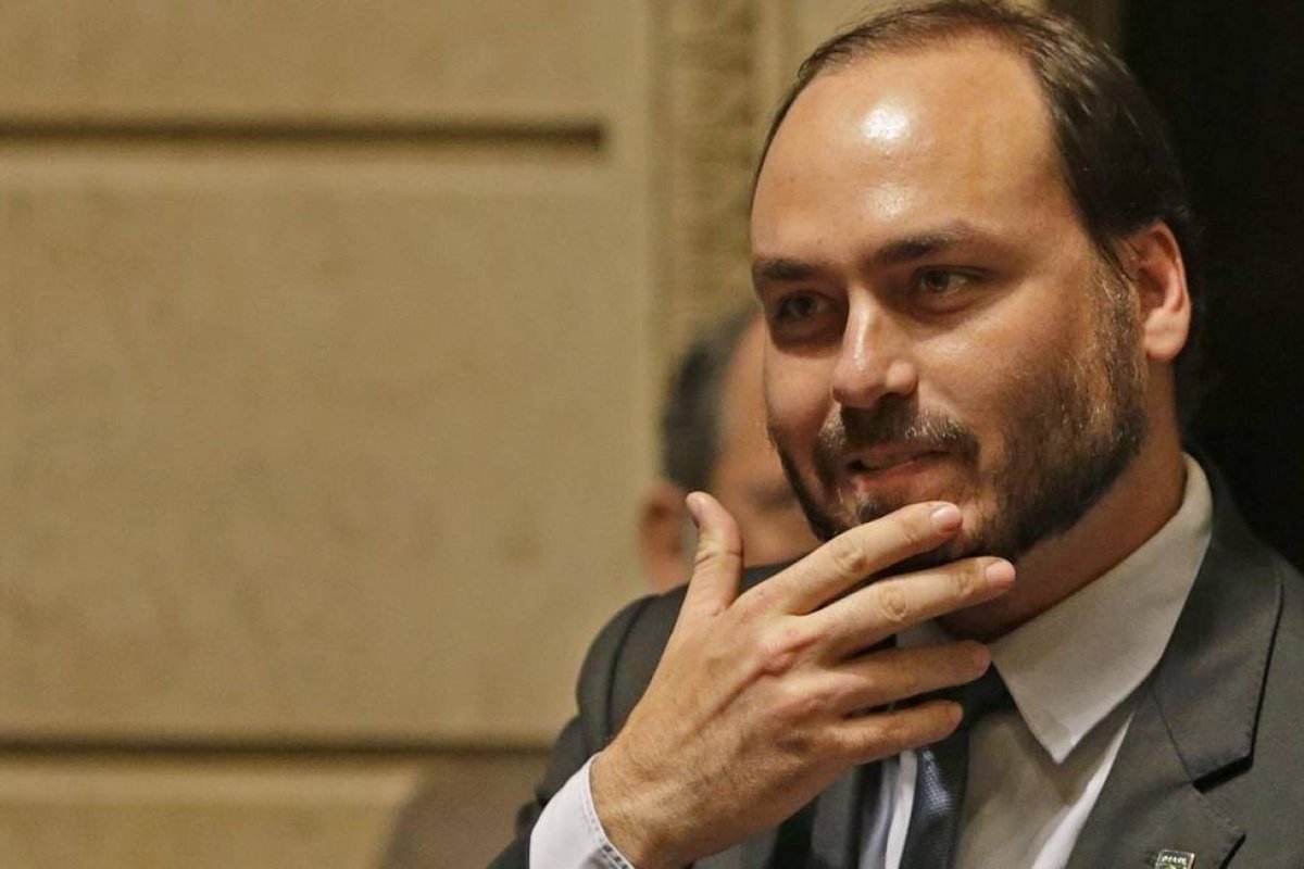 Carlos Bolsonaro questiona pedido do ministro do STF de apreensão dos celulares dele e do pai