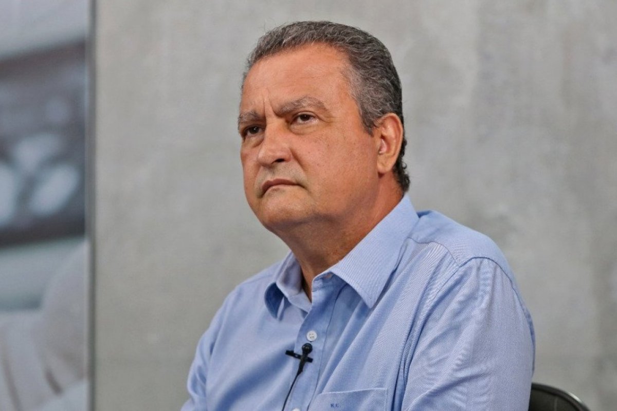 Rui anuncia interrupção de serviço não essenciais e antecipação de feriados