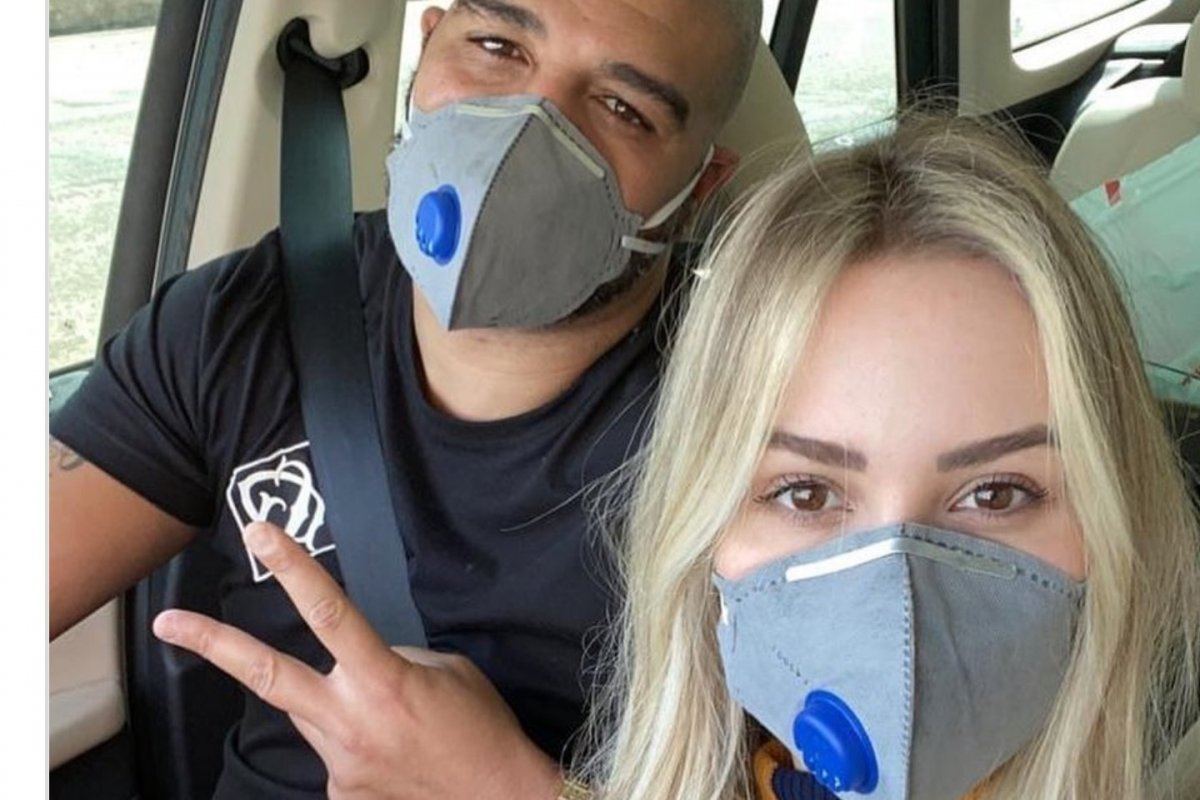 Adriano Imperador sai para passear com a namorada em plena quarentena