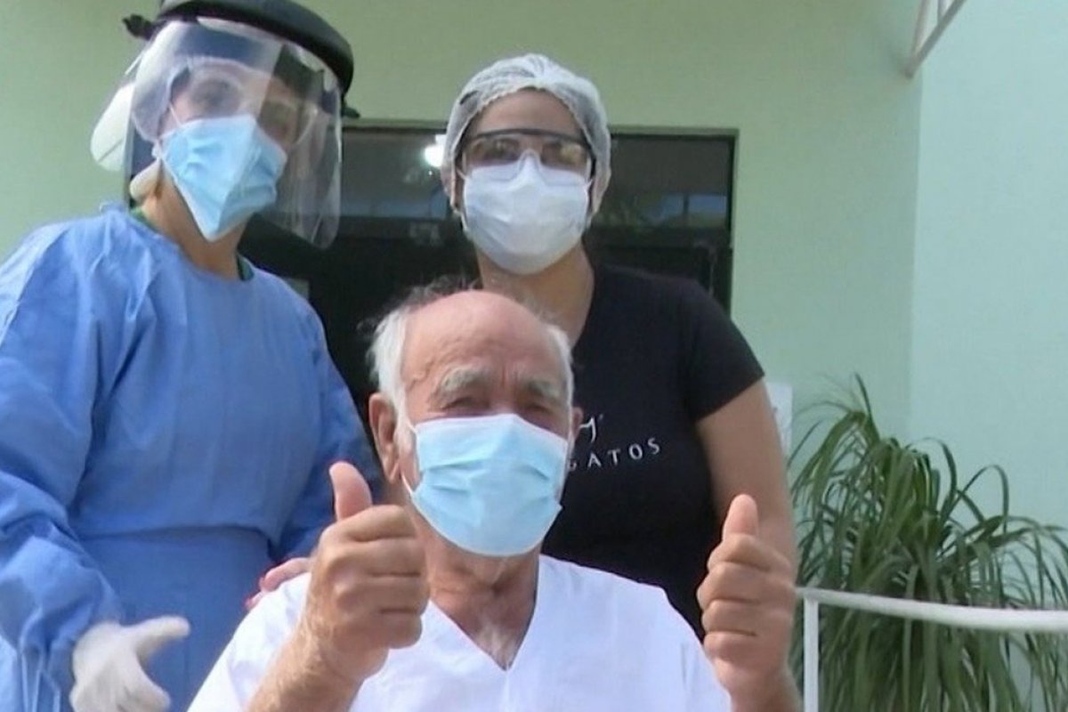 Idoso de 90 anos recebe alta médica após ser curado do coronavírus no oeste da Bahia