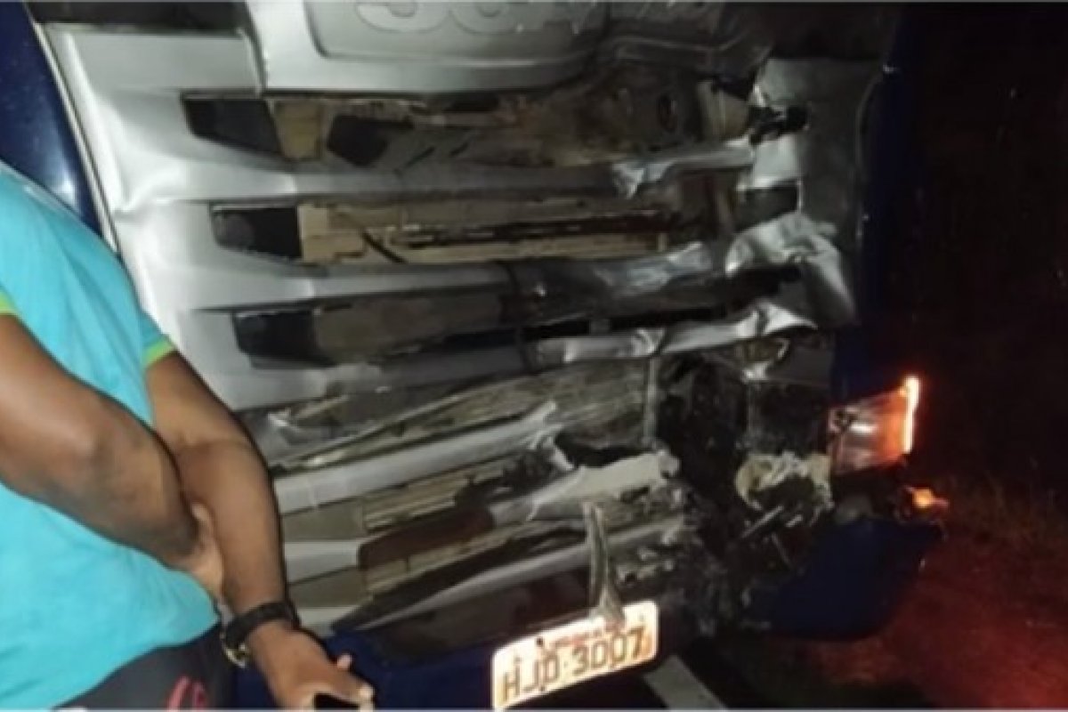 Dois primos morrem após sofrer acidente de moto na BR-116, na Bahia