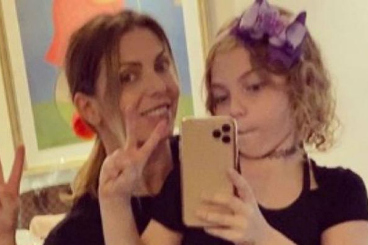 Mãe coruja: Sheila Mello posa em selfie com a filha