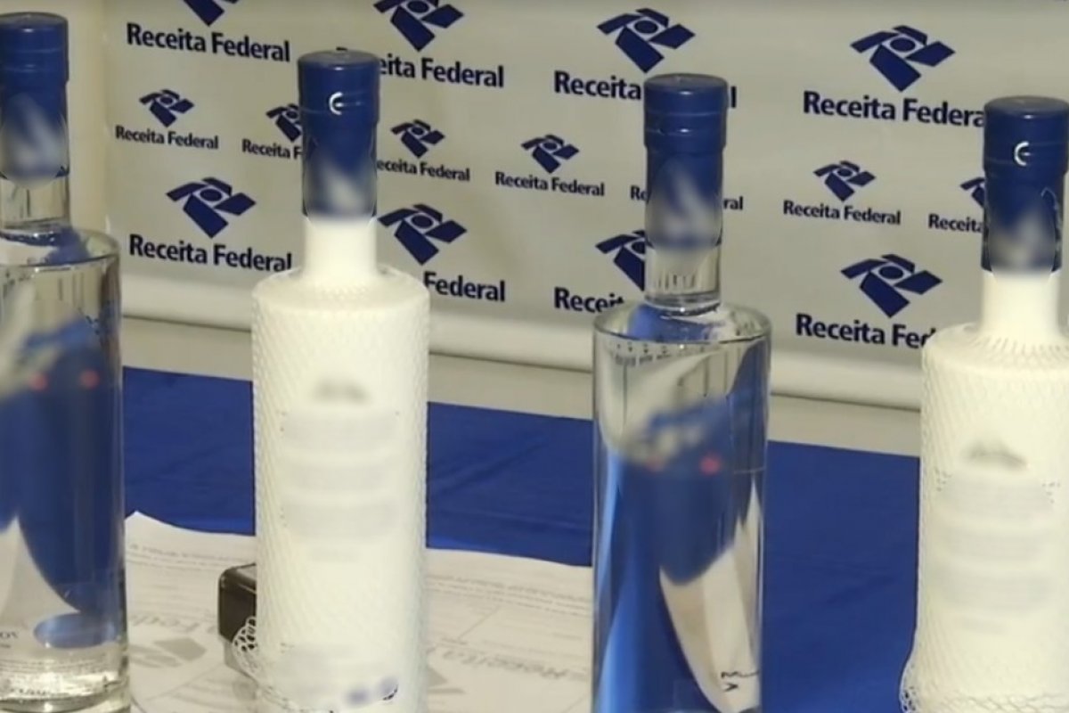 Garrafas de vodka apreendidas pela Receita Federal serão transformadas em álcool em gel