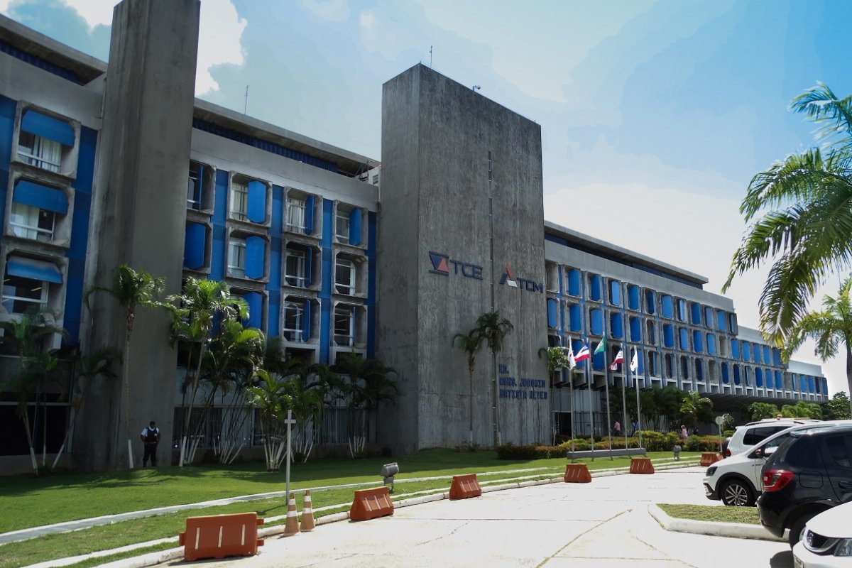 TCM multa prefeito de Olindina em R$ 15 mil além de ressarcimento aos cofres públicos