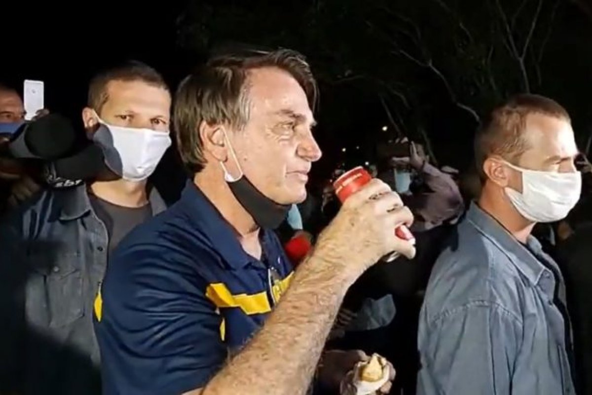 Bolsonaro leva vaia e panelaço ao sair para comer cachorro quente