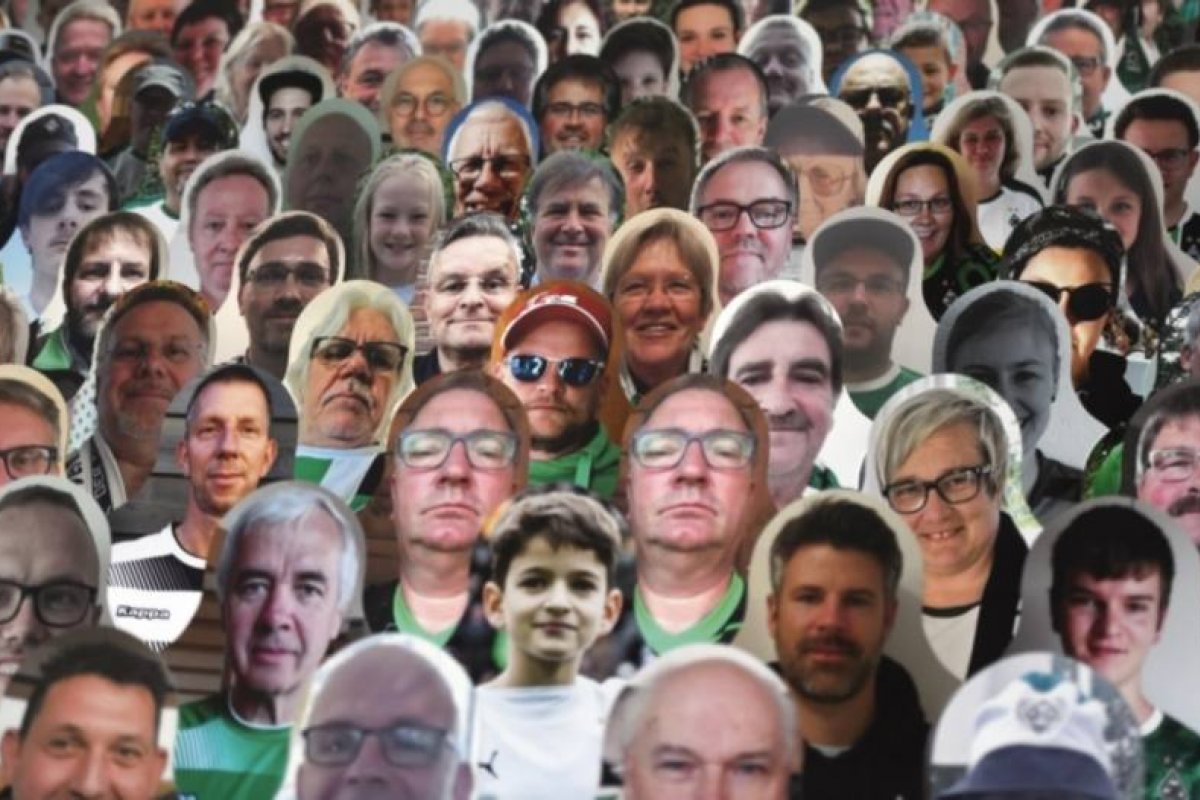 'Torcedores' de papelão marcam presença em confronto do Campeonato Alemão