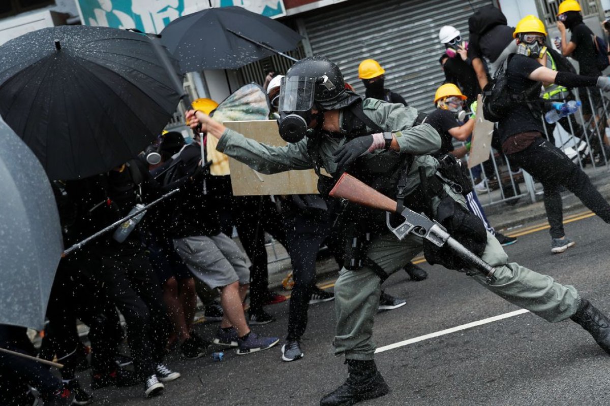 Polícia em Hong Kong usa gás lacrimogêneo para evitar protestos