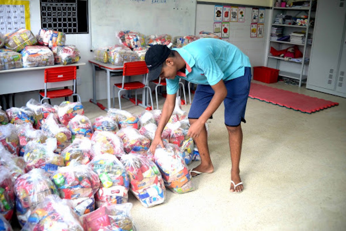 "A fome não espera", diz conselheiro da prefeitura sobre suspensão da entrega de cestas básicas durante feriado antecipado