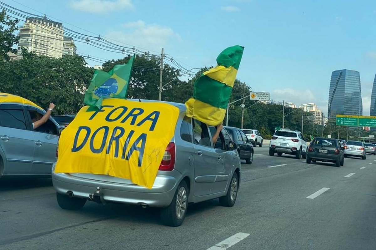 Manifestantes se reúnem em frente a casa de Doria para pedir saída do governador; Confira