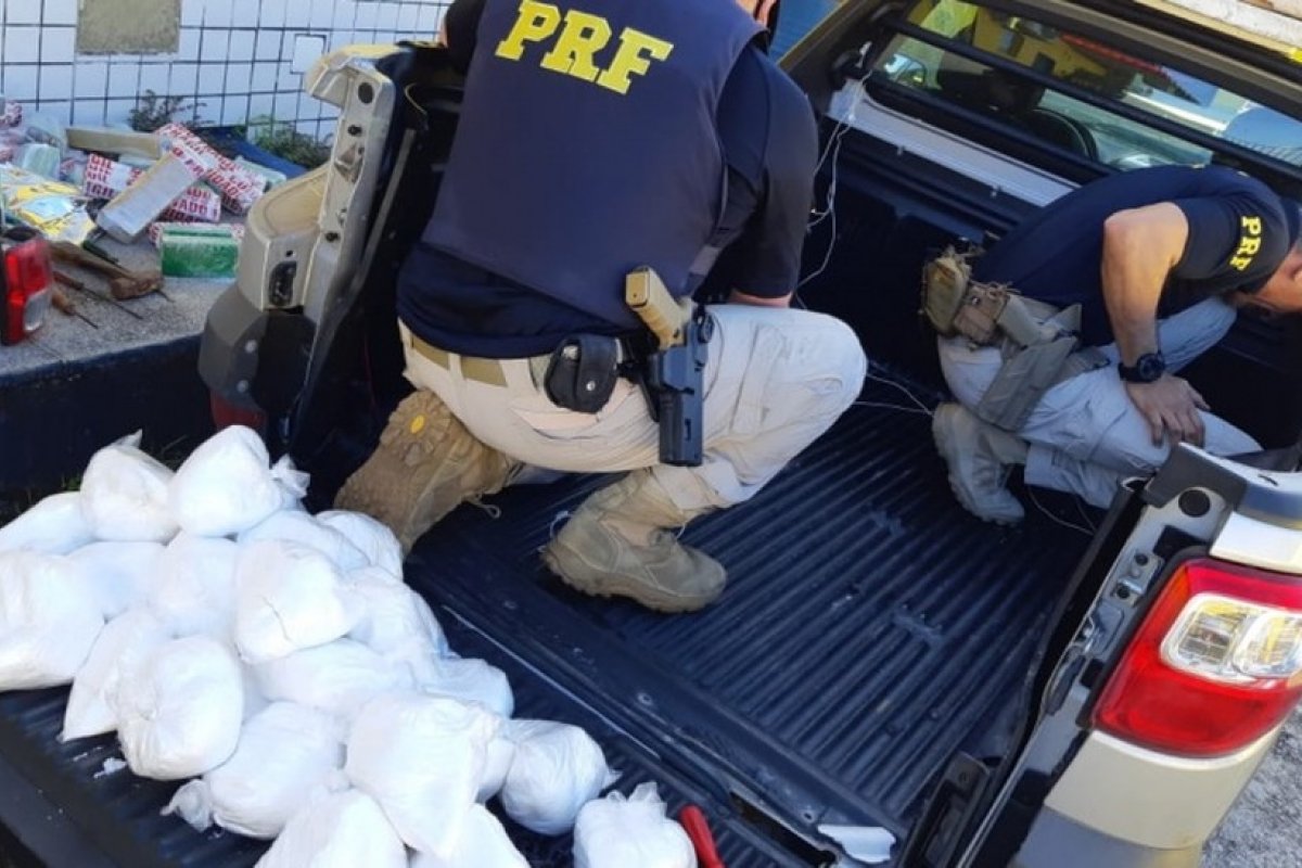 Homem é preso após polícia achar mais de 70 kg de drogas escondidos em caminhonete na Bahia