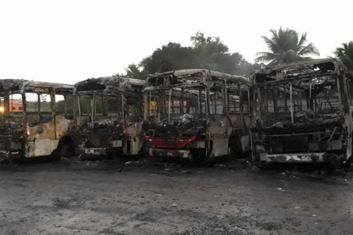 Ônibus ficam destruídos após incêndio em garagem na cidade de Alagoinhas, na Bahia