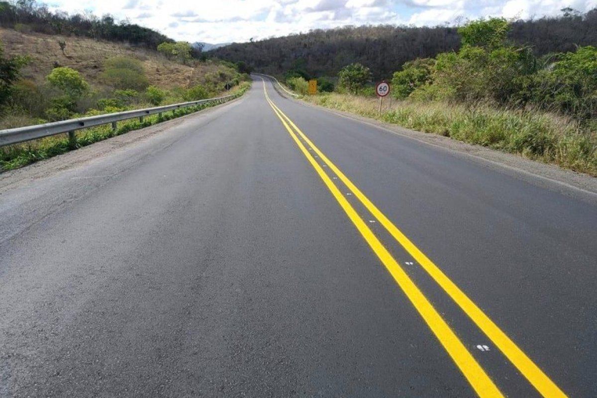 Acidente de carro na BR-242 deixa um morto e uma pessoa com ferimentos