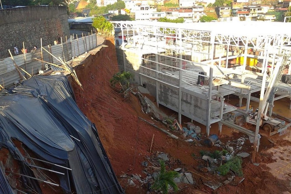 Muro de contenção de obra de supermercado desaba e derruba sete postes