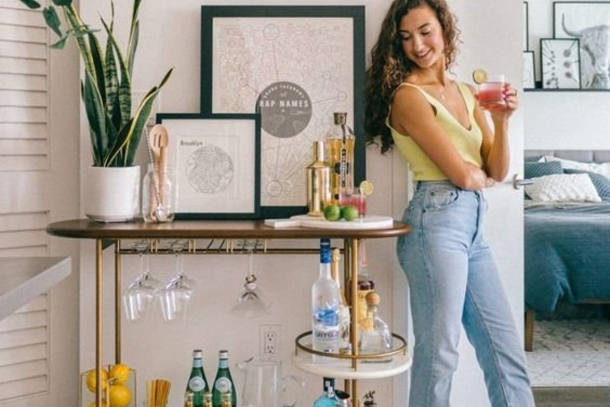 Barzinho e canto do café complementam a decoração da casa