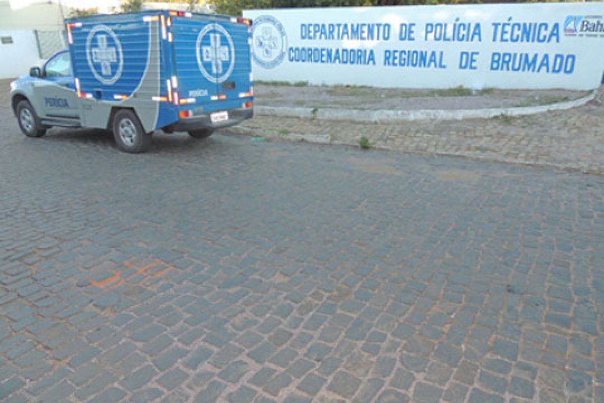 Corpo de mulher com sinais de estrangulamento é encontrado em um terreno baldio