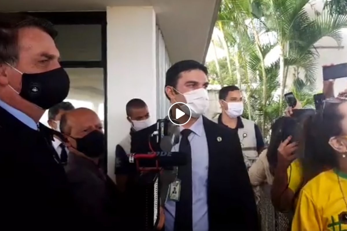 "O dia em que vocês tiverem compromisso com a verdade eu falo com vocês de novo", registrou Bolsonaro sobre a imprensa