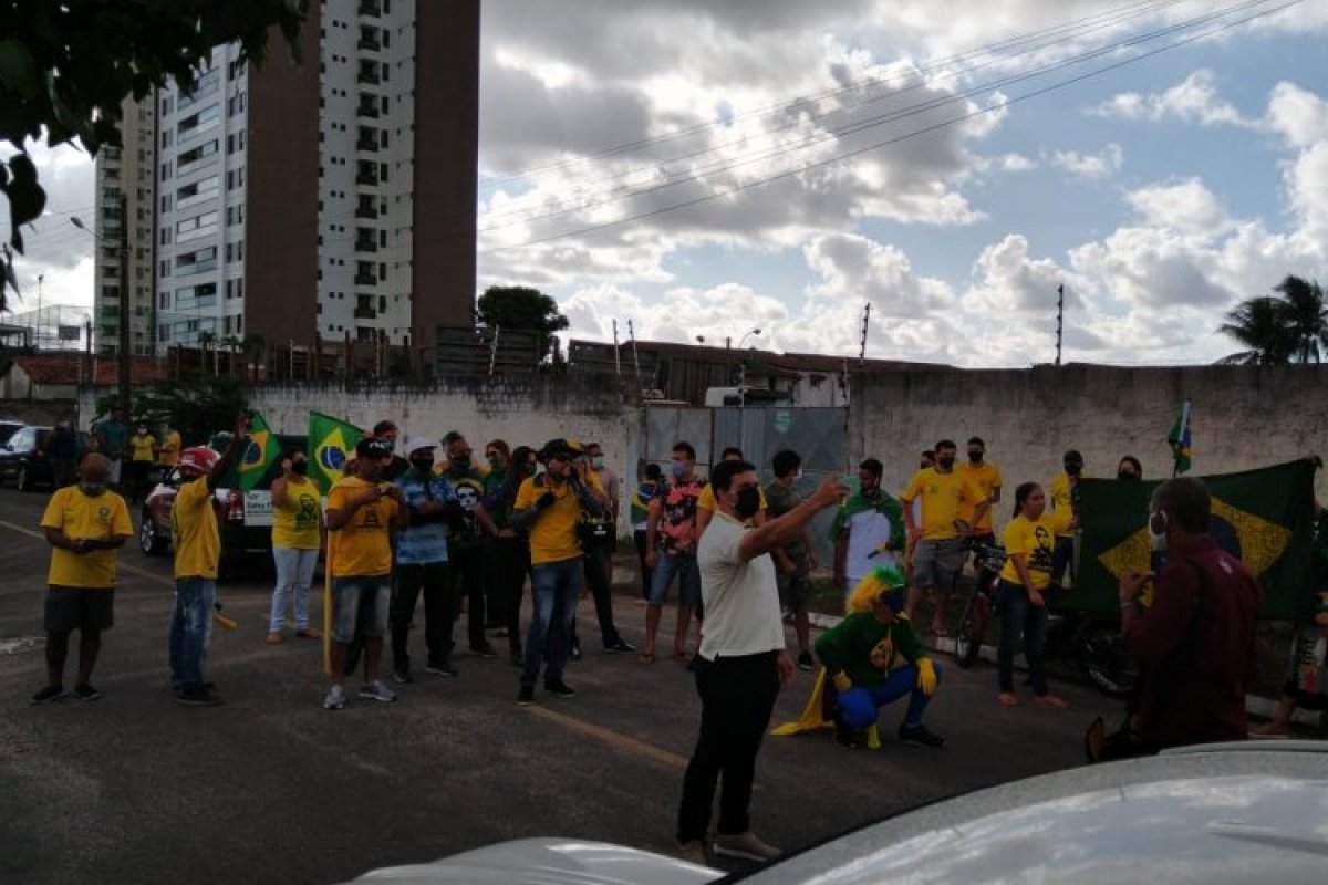 Manifestantes protestam em frente à casa do prefeito de Feira de Santana