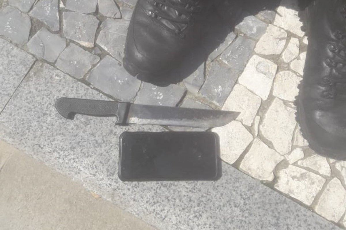 Casal é preso suspeito de roubar auxílio emergencial de uma mulher no centro de Salvador