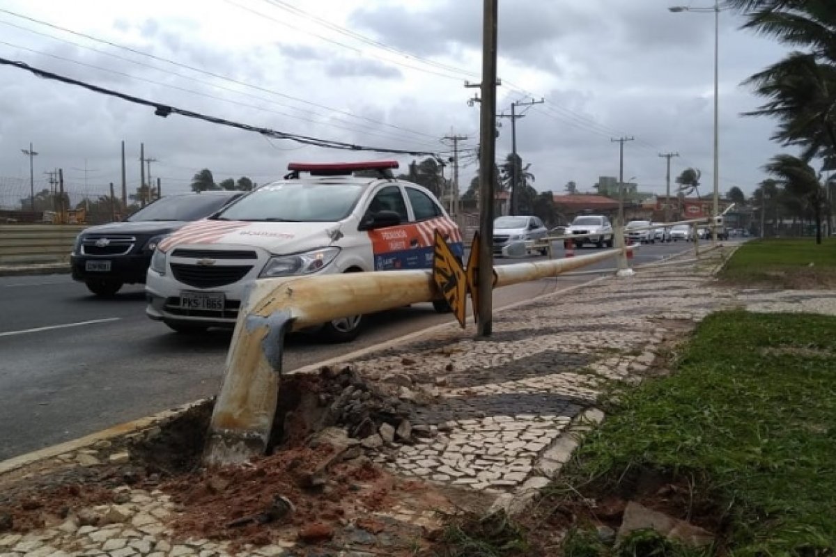 Poste cai em Piatã na manhã desta segunda-feira (8)