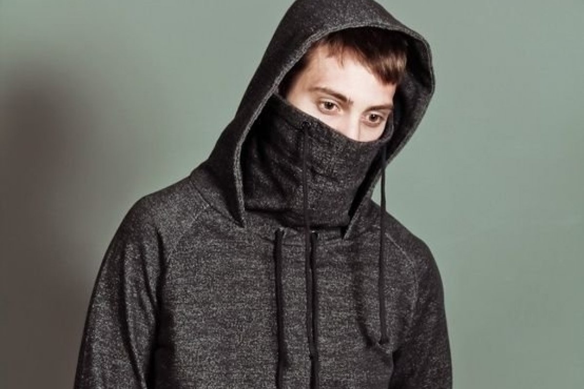 Moda masculina: Moletom com balaclava é opção contra o frio e o coronavírus